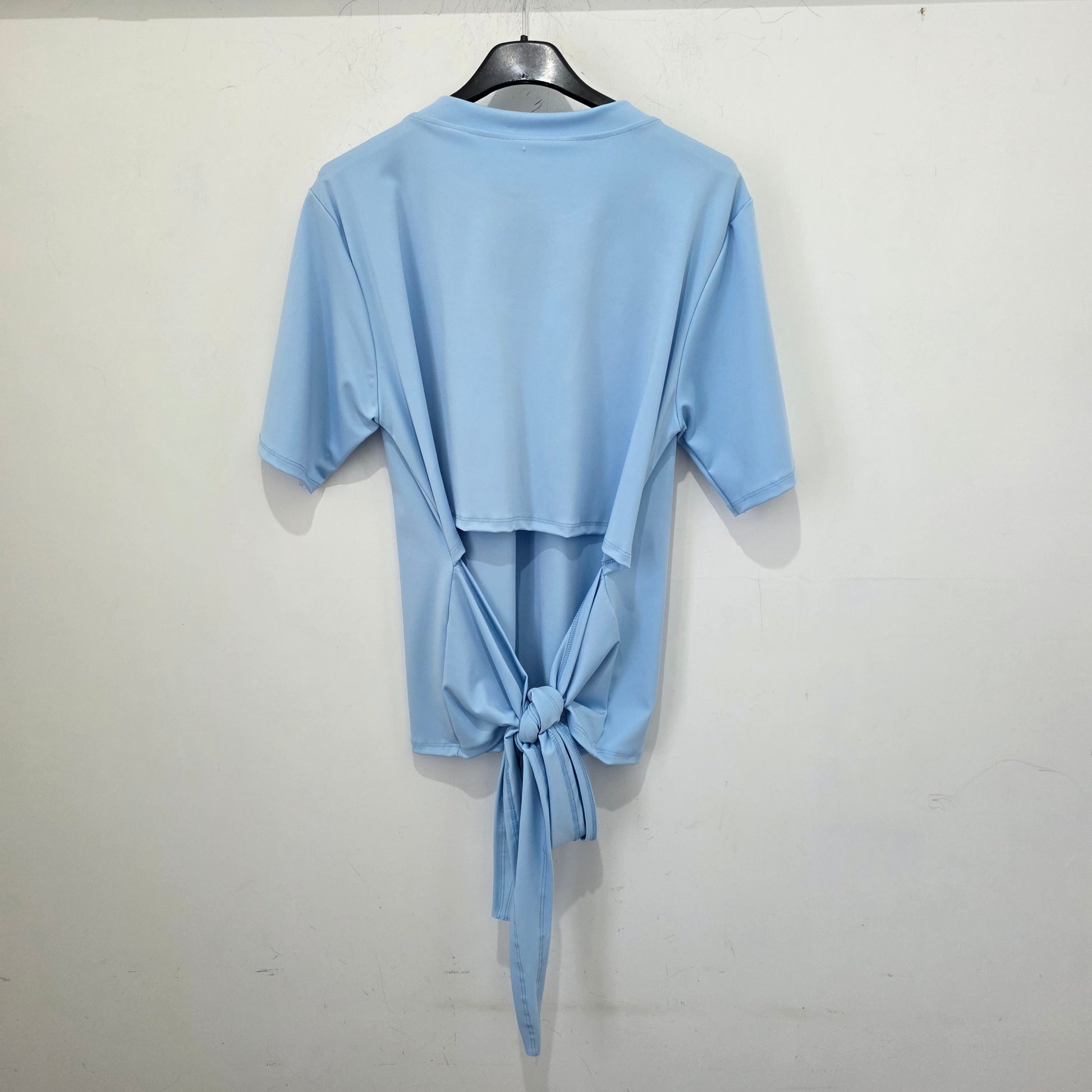 T-shirt con Nodo Posteriore e Maniche Corte