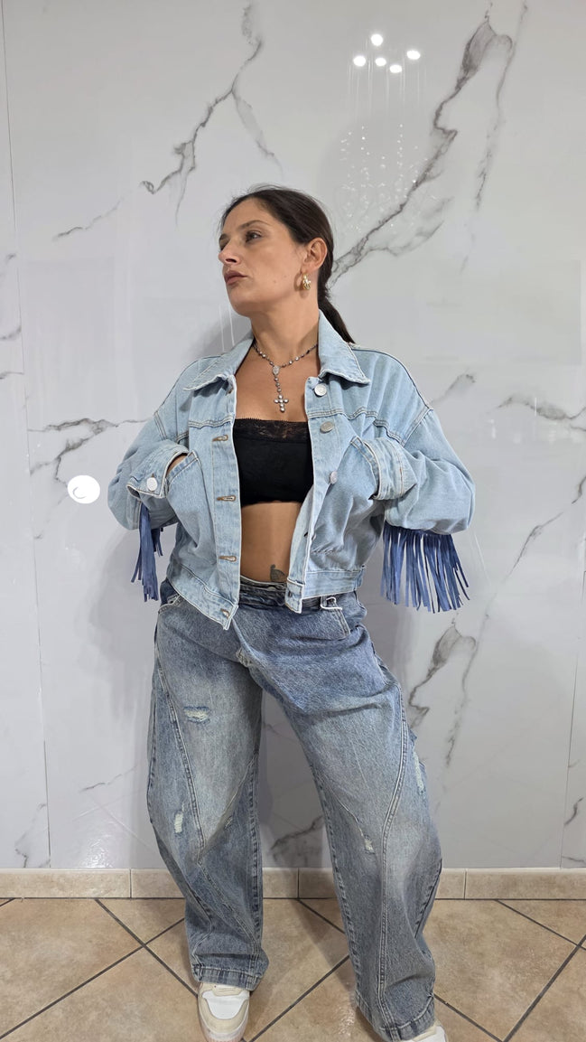 Giacca Denim Cropped con Frange e Decori Stile Casual per Donna Look Trendy e Versatile Abbigliamento alla Moda
