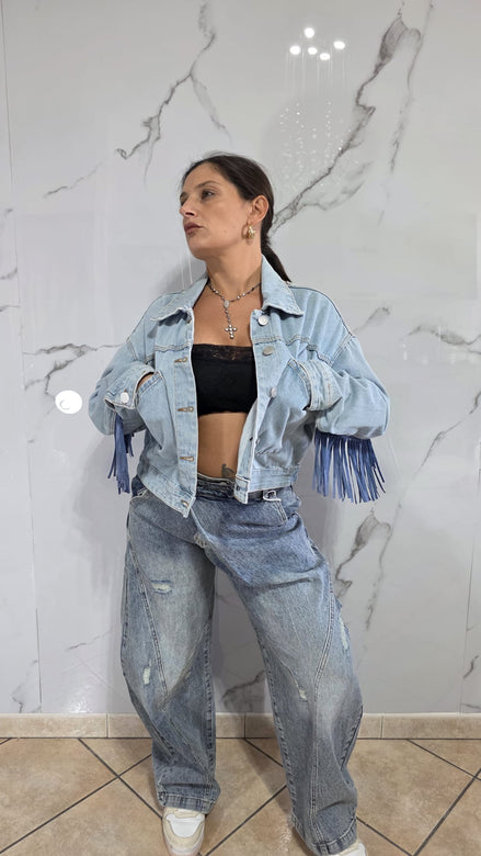 Giacca Denim Cropped con Frange e Decori Stile Casual per Donna Look Trendy e Versatile Abbigliamento alla Moda