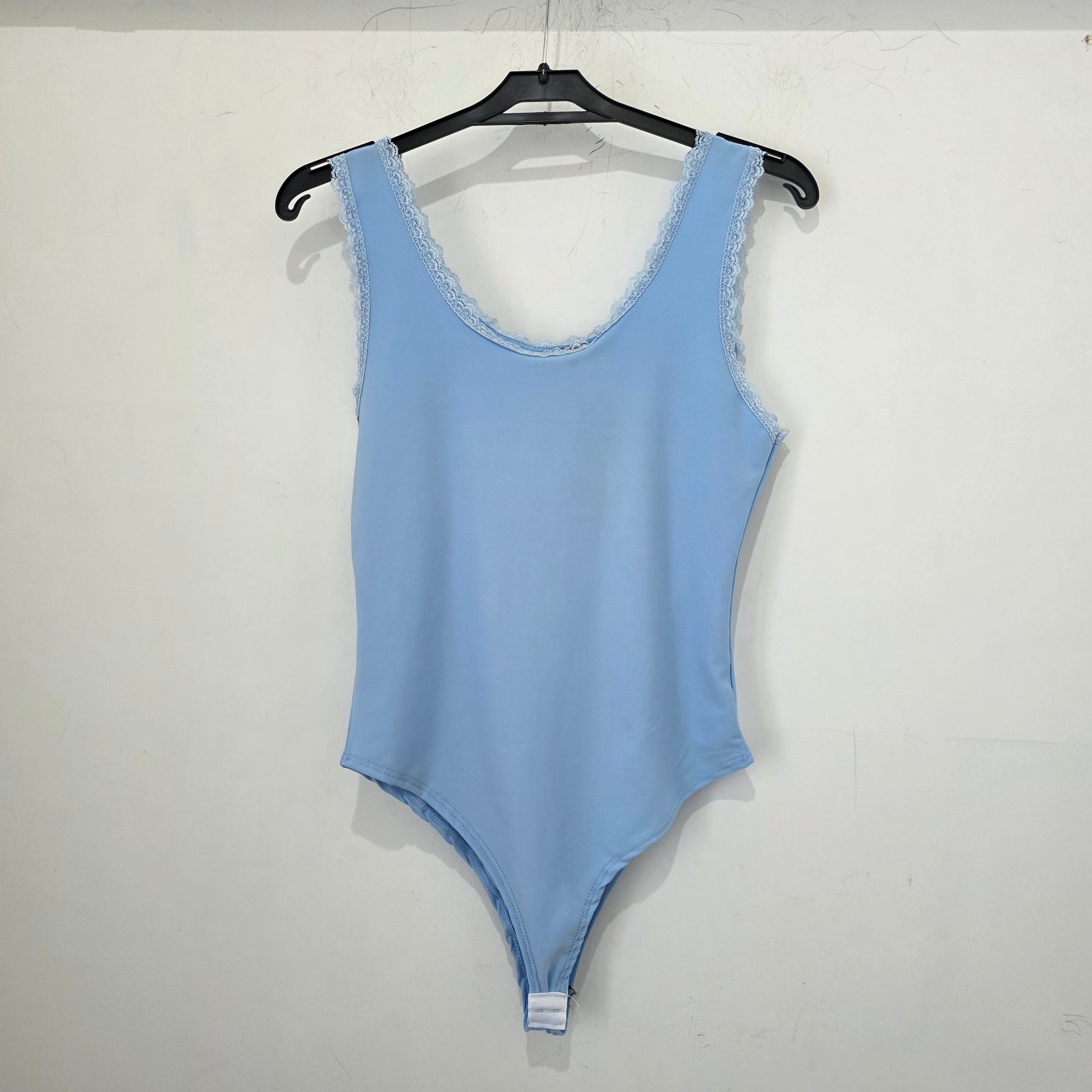 Body con Dettagli in Pizzo e Scollo Ampio 