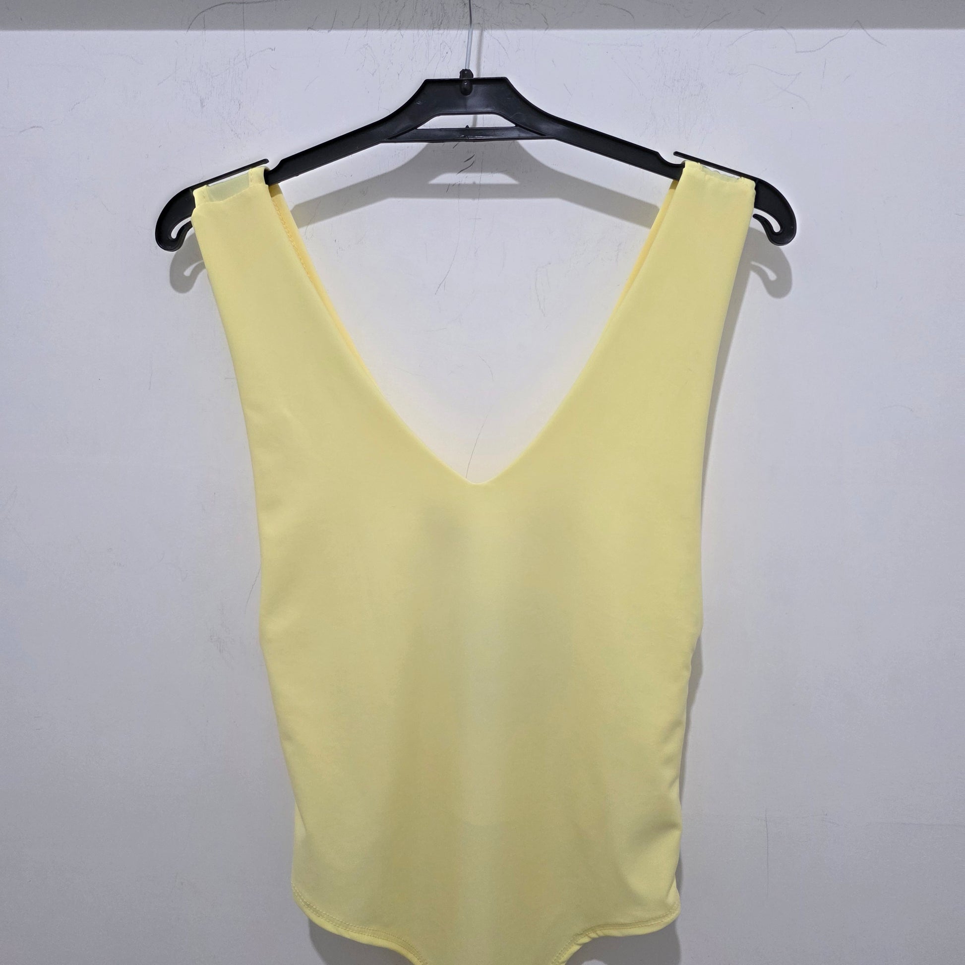 Body Scollo Profondo con Spalline Larghe in Giallo Chiaro per un Look 