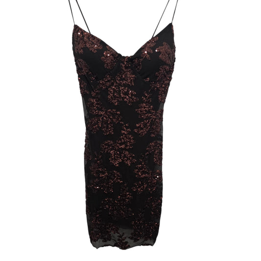 Abito Corto in Pizzo Luminoso Nero con Dettagli Rosso Elegante e Semplice