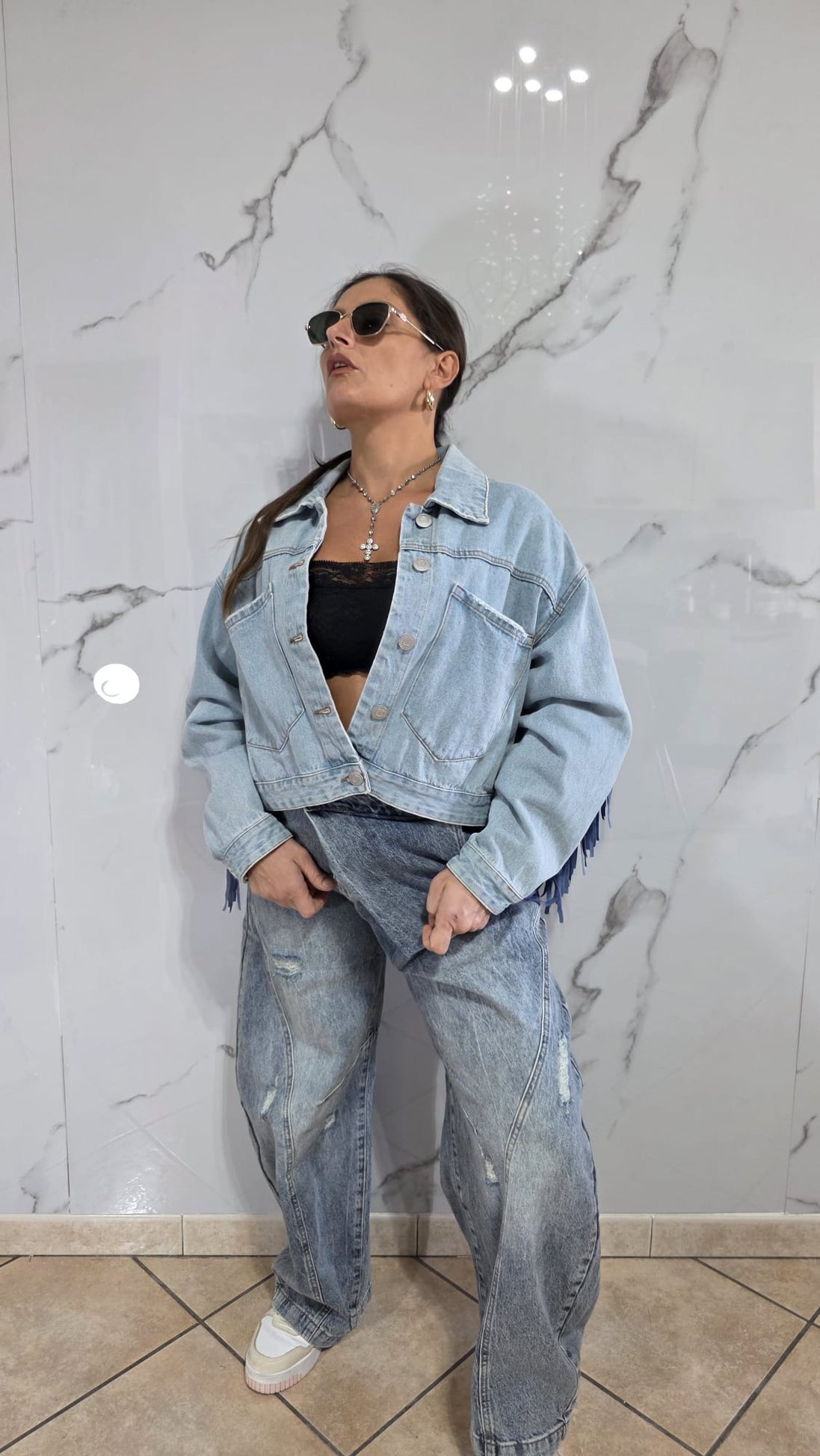 Giacca Denim Cropped con Frange e Decori Stile Casual per Donna Look Trendy e Versatile Abbigliamento alla Moda