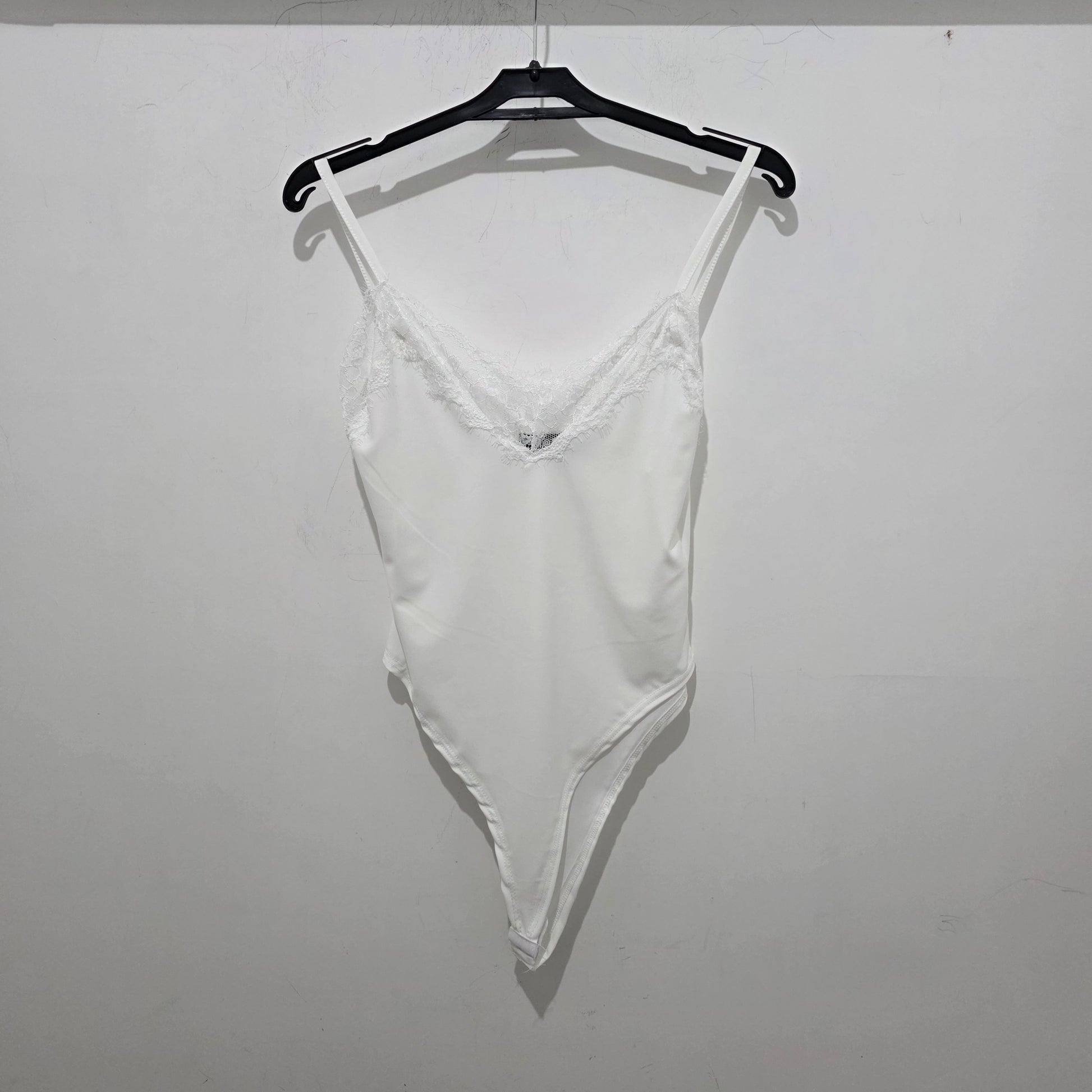 Body Nero con Dettagli in Pizzo per un Look Elegante e Seducente