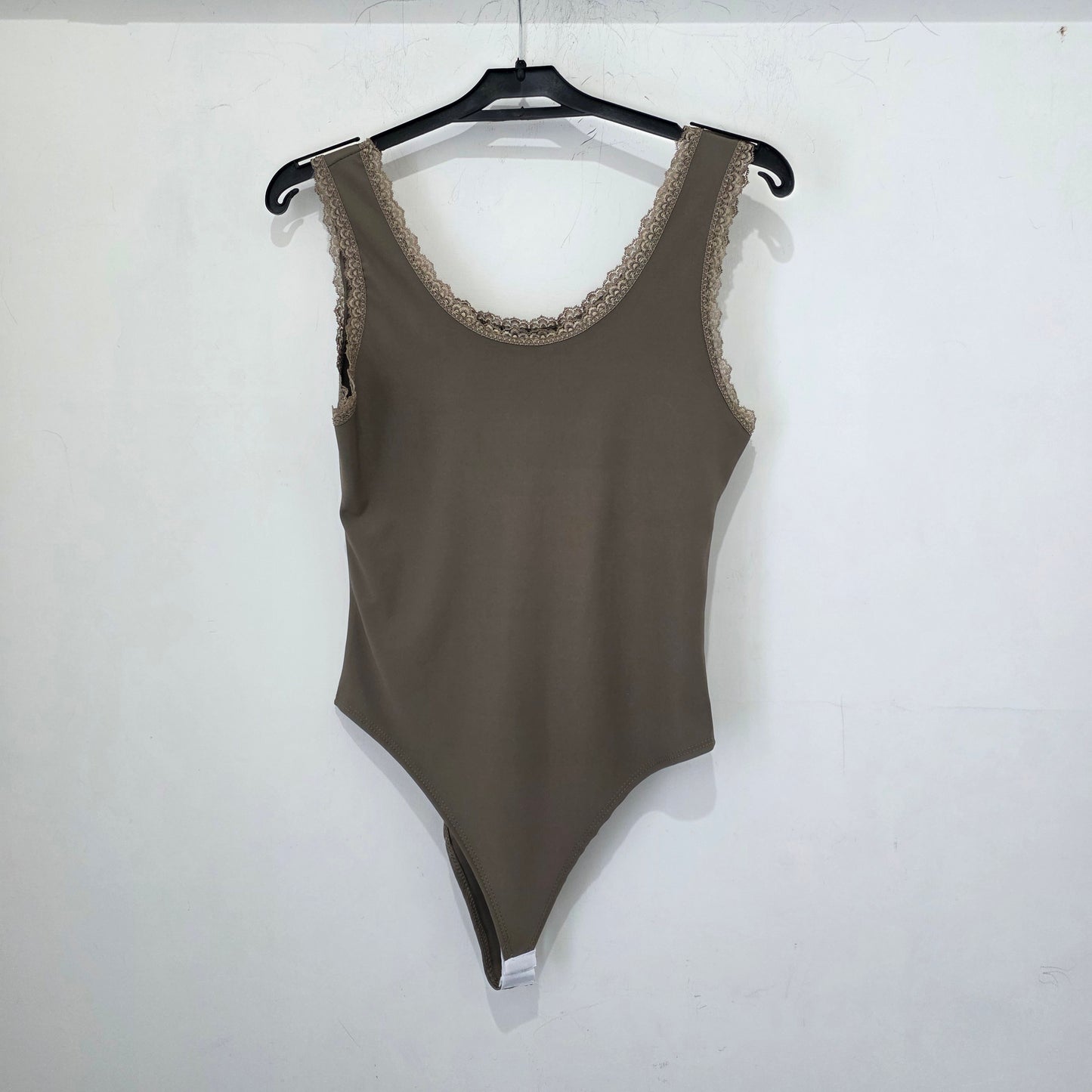 Body con Dettagli in Pizzo e Scollo Ampio 