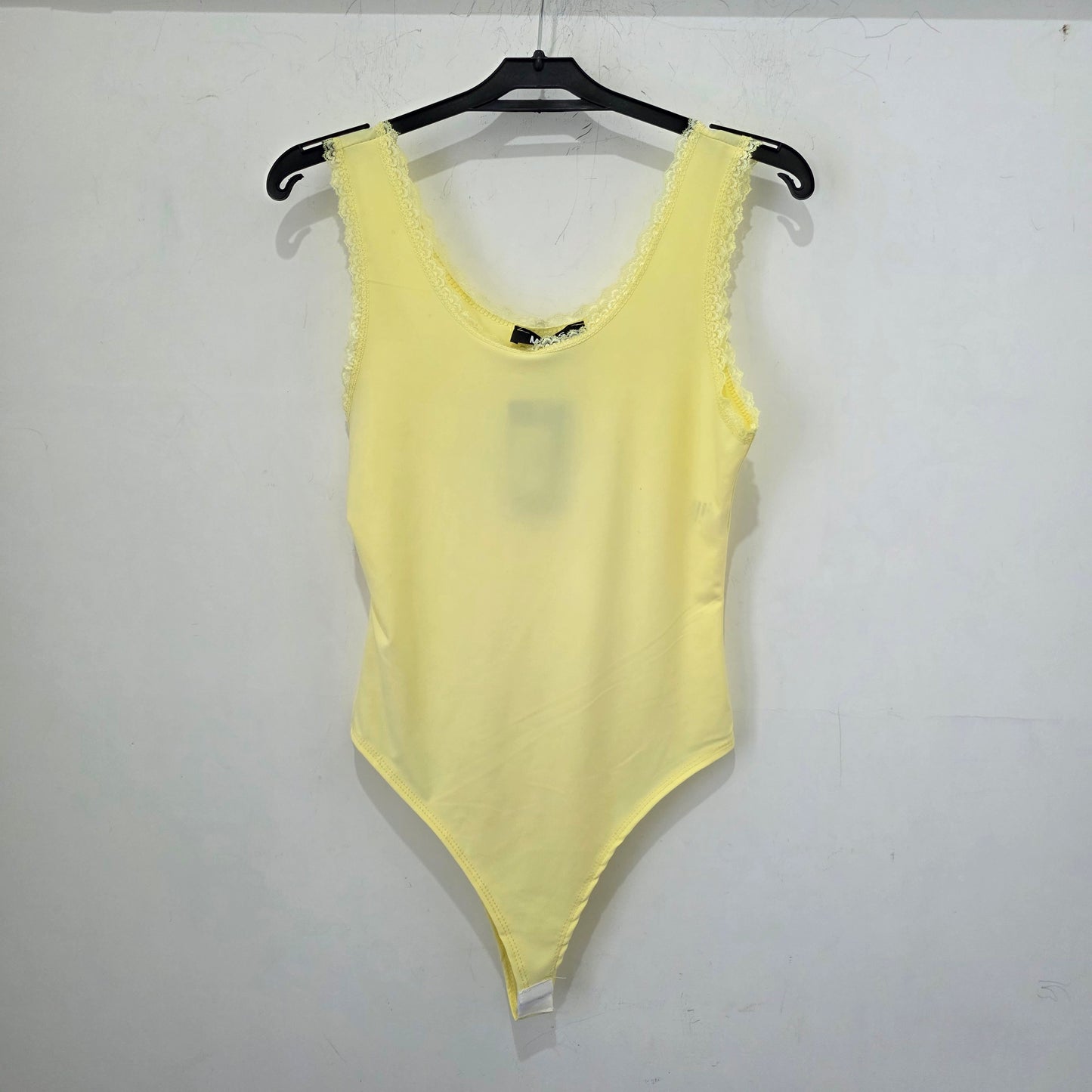 Body con Dettagli in Pizzo e Scollo Ampio 