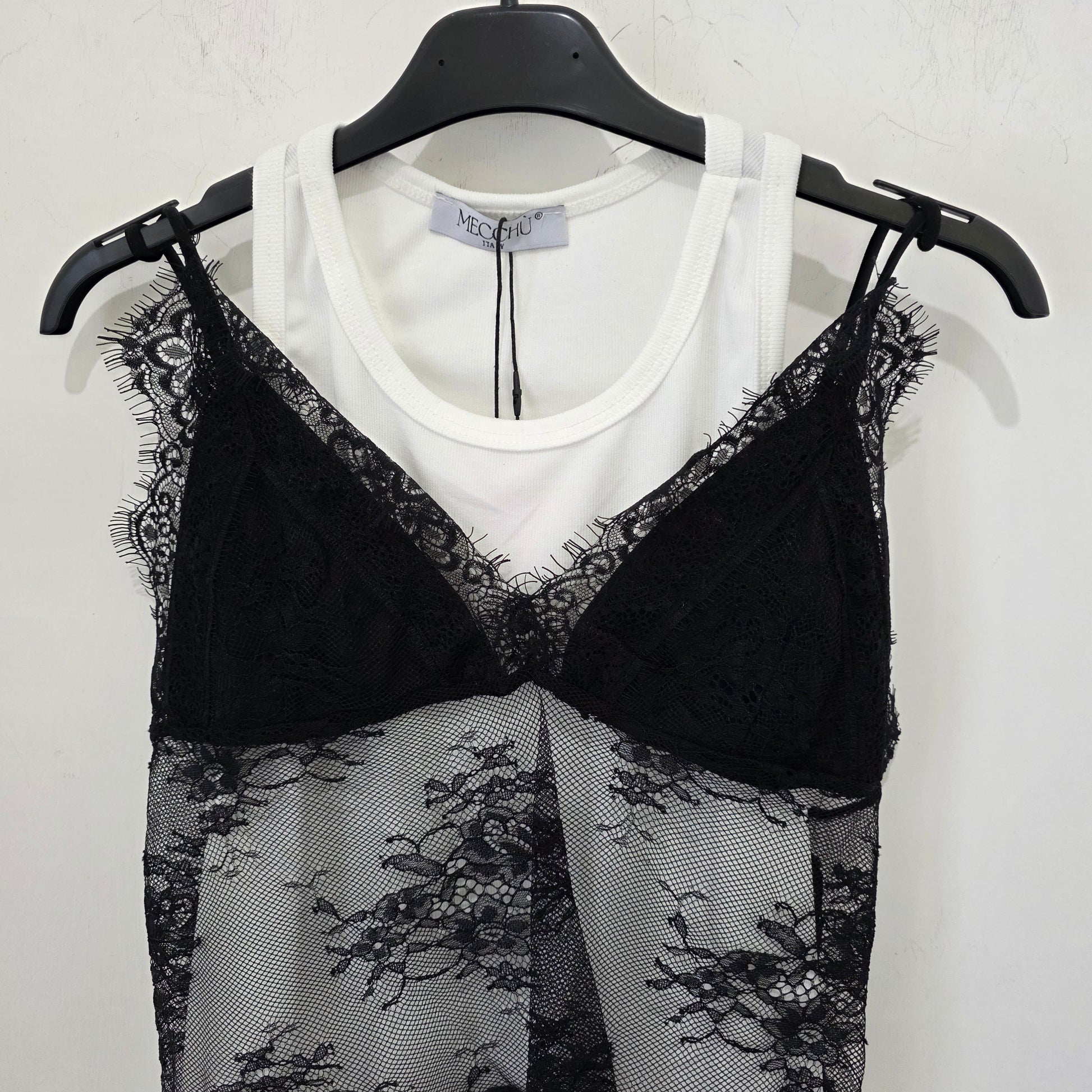 Top Layered con Dettagli in Pizzo e Scollo Ampio per un Look Elegante 