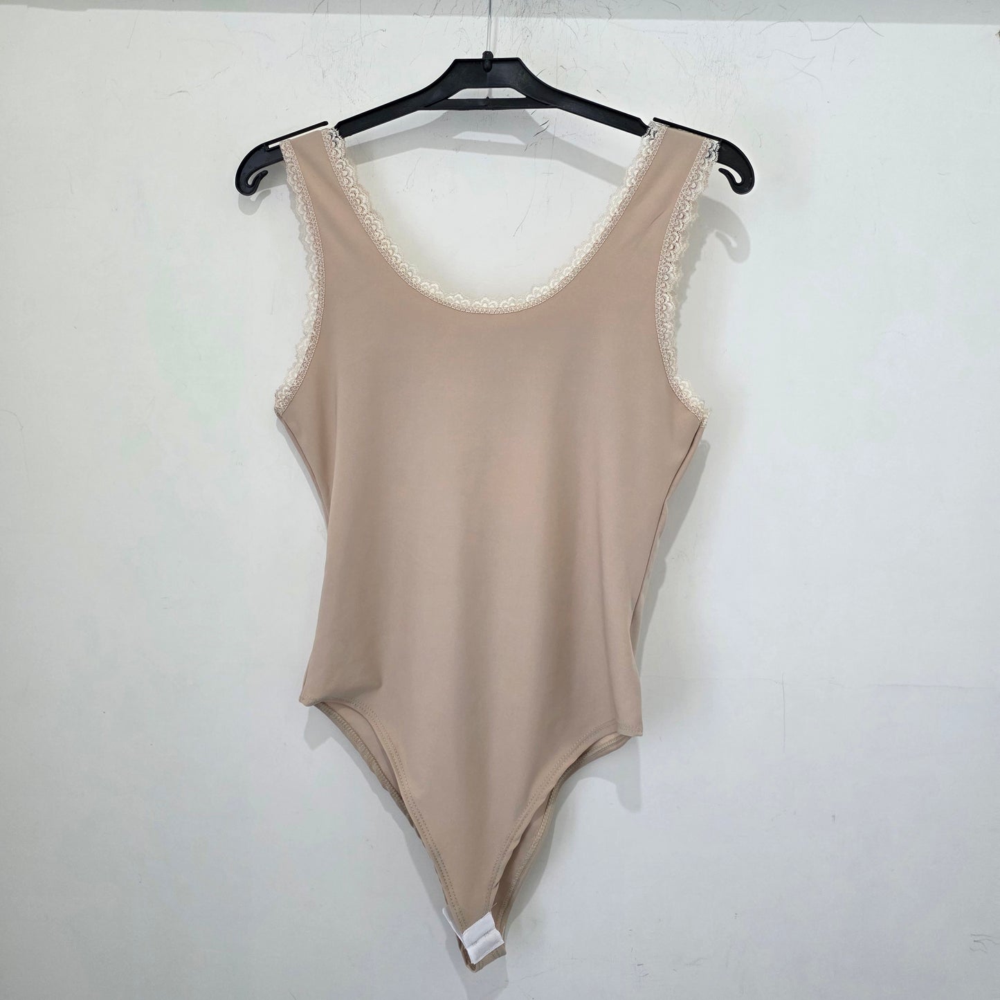 Body con Dettagli in Pizzo e Scollo Ampio 