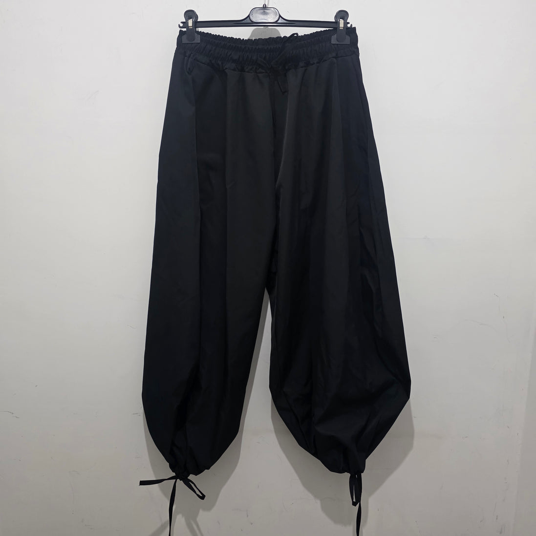 Pantaloni Neri a Gamba Larga con Cordoncino e Fiocco in Tessuto Morbido per Donna Stile Elegante e Comodo