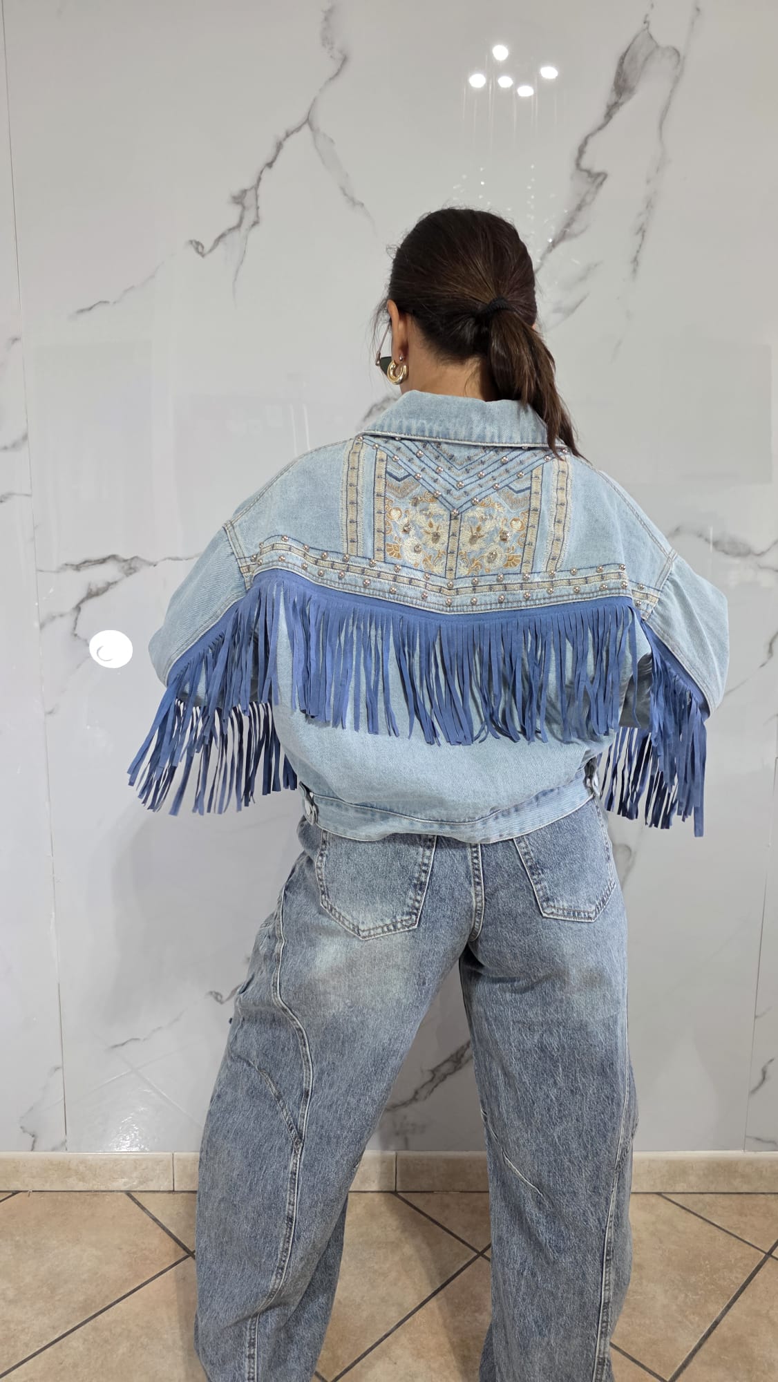 Giacca Denim Cropped con Frange e Decori Stile Casual per Donna Look Trendy e Versatile Abbigliamento alla Moda