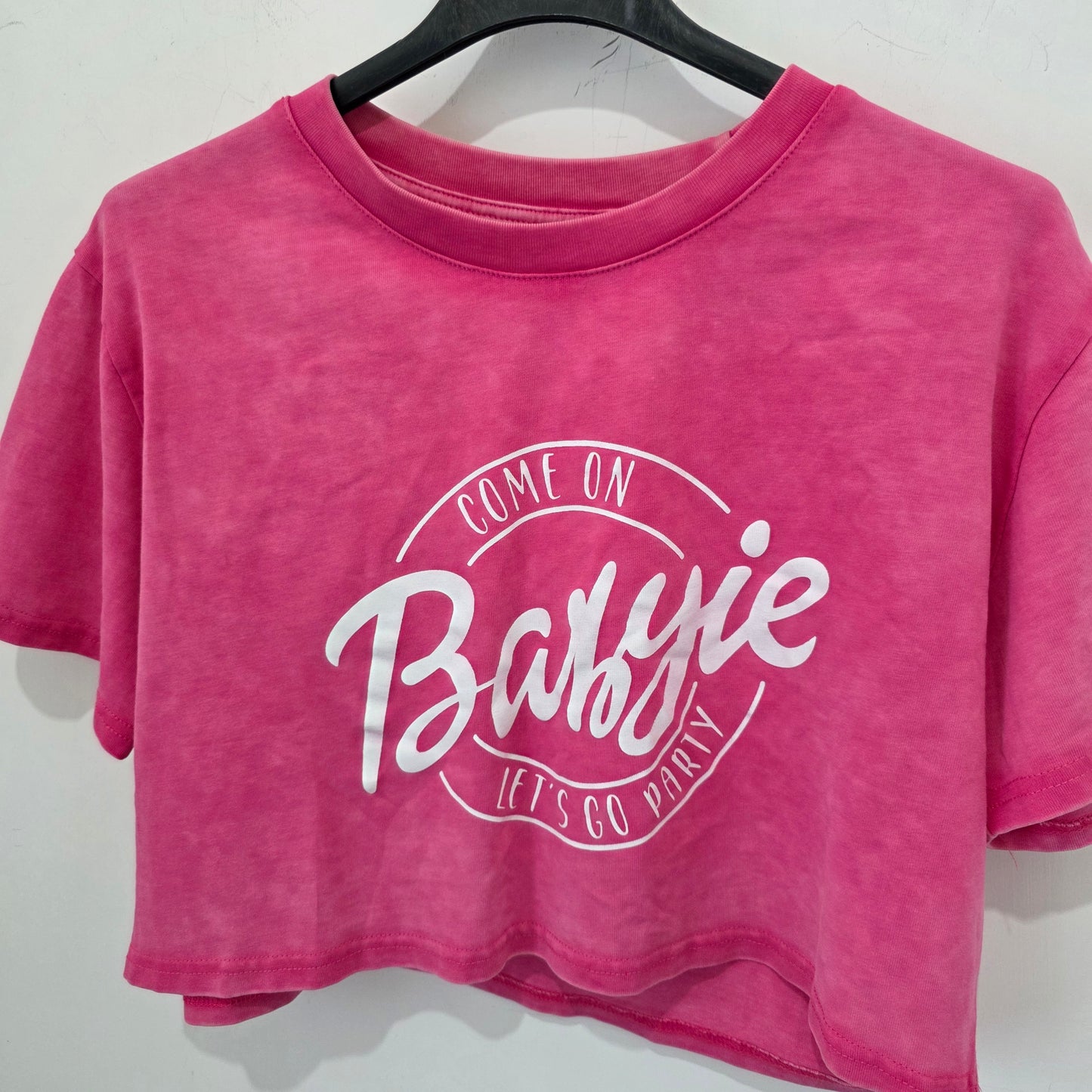 T-shirt Cropped in Rosa con Messaggio Giocoso Design Divertente Stile 