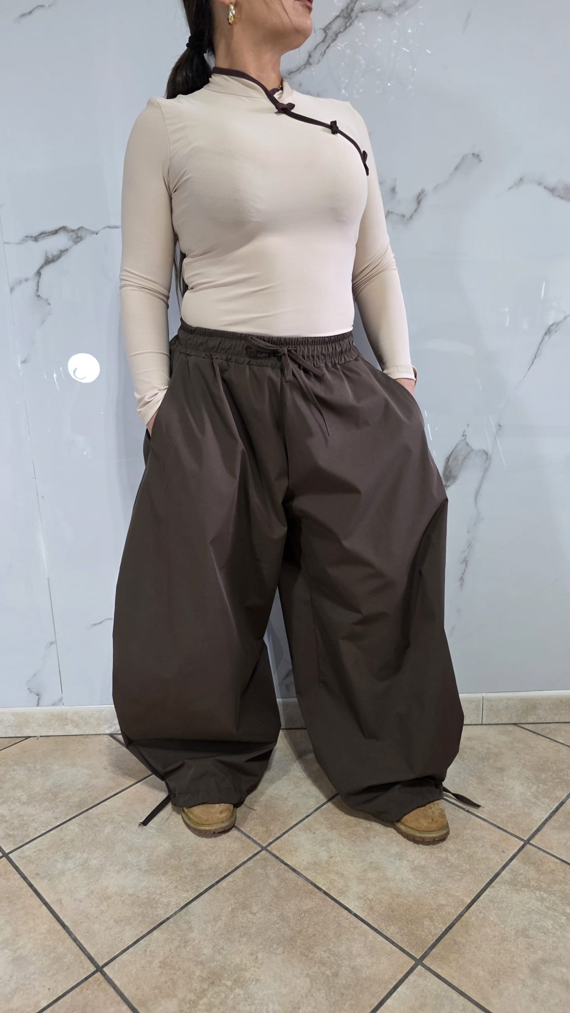 Pantaloni Neri a Gamba Larga con Cordoncino e Fiocco in Tessuto Morbido per Donna Stile Elegante e Comodo