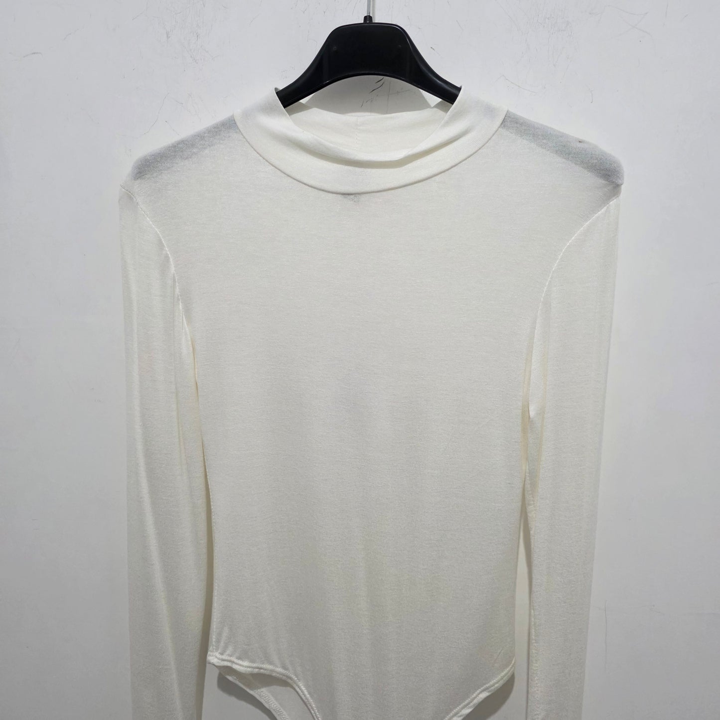 Maniche Lunghe e Collo Alto per Donna in colore bianco, ideale per un look elegante e confortevole.