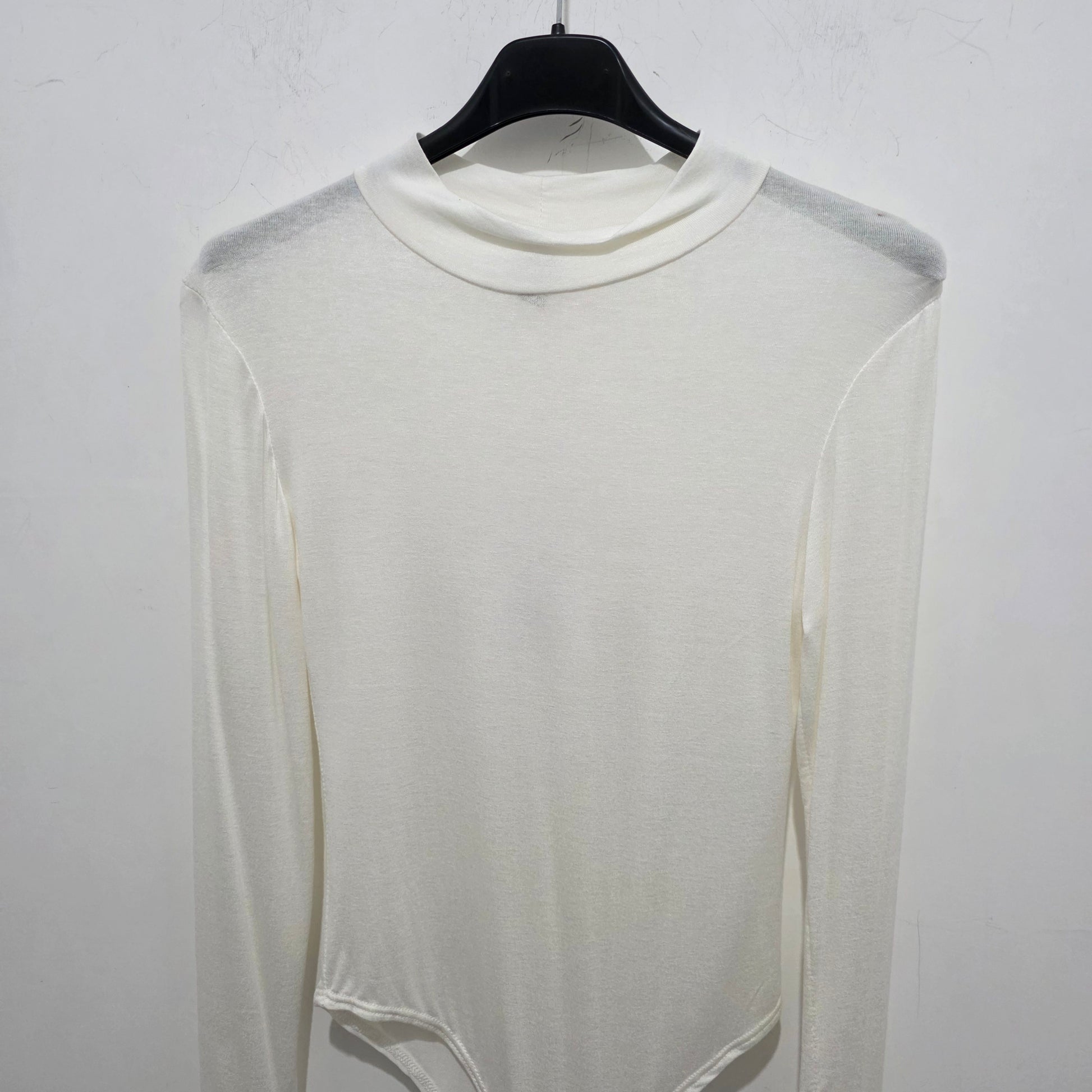Maniche Lunghe e Collo Alto per Donna in colore bianco, ideale per un look elegante e confortevole.