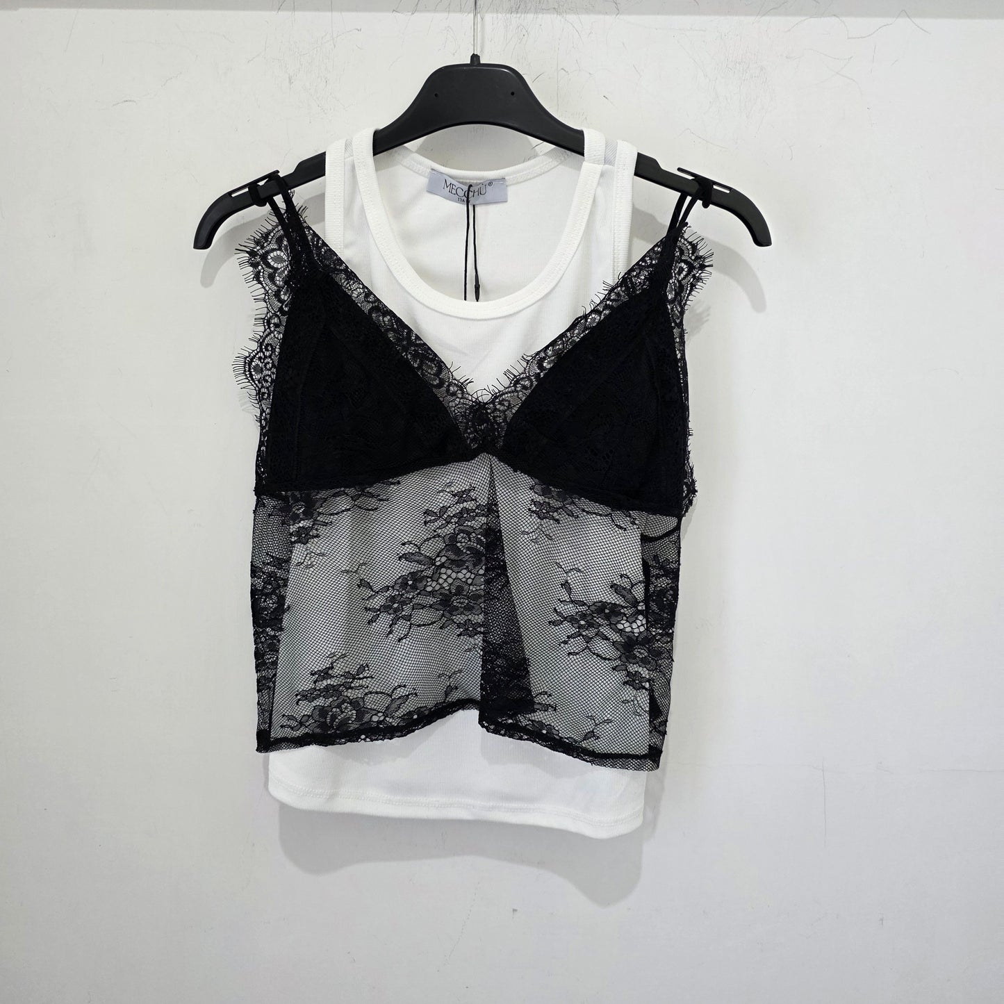 Top Layered con Dettagli in Pizzo e Scollo Ampio per un Look Elegante 