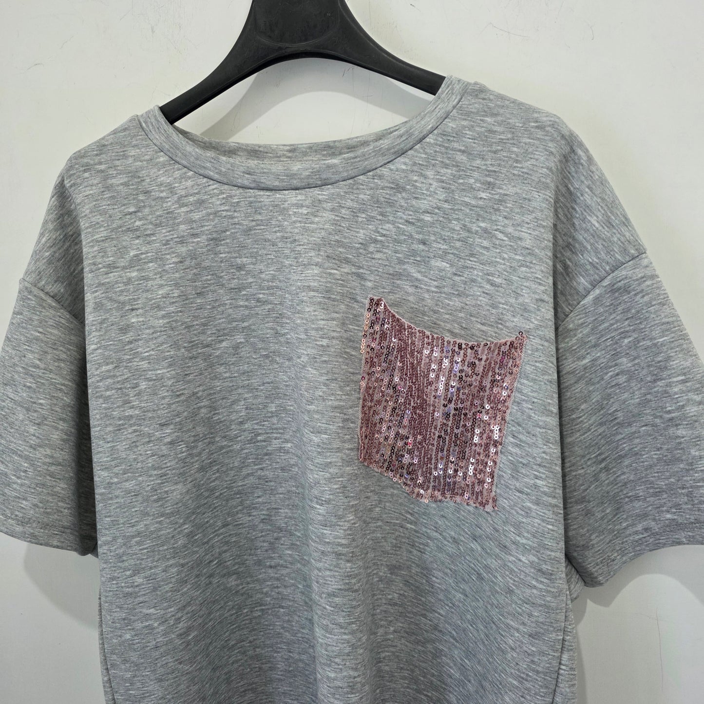 T-Shirt Casual con Tasca Decorativa in Paillettes Rosa per Donna
