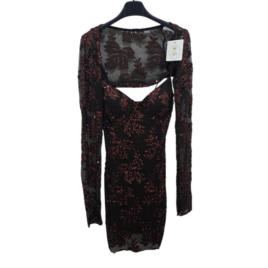 Abito Corto in Pizzo Luminoso Nero con Dettagli Rosso Elegante e Semplice