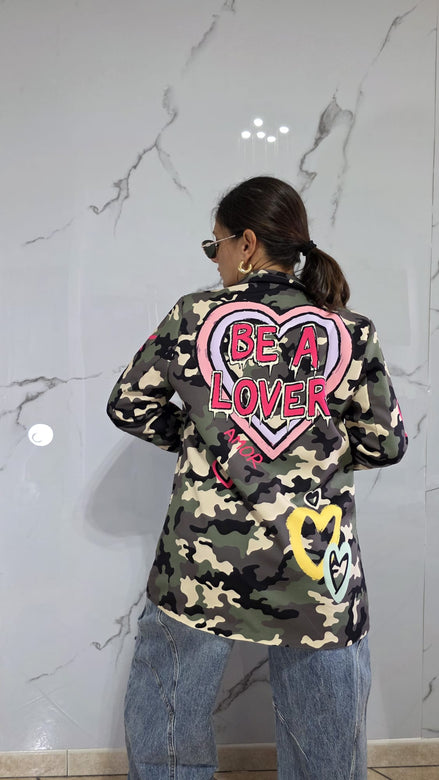 Abbigliamento Donna - Giacca Camouflage con Dettagli Colorati e Cuori - Stile Casual e Moderno - Perfetta per Ogni Occasione