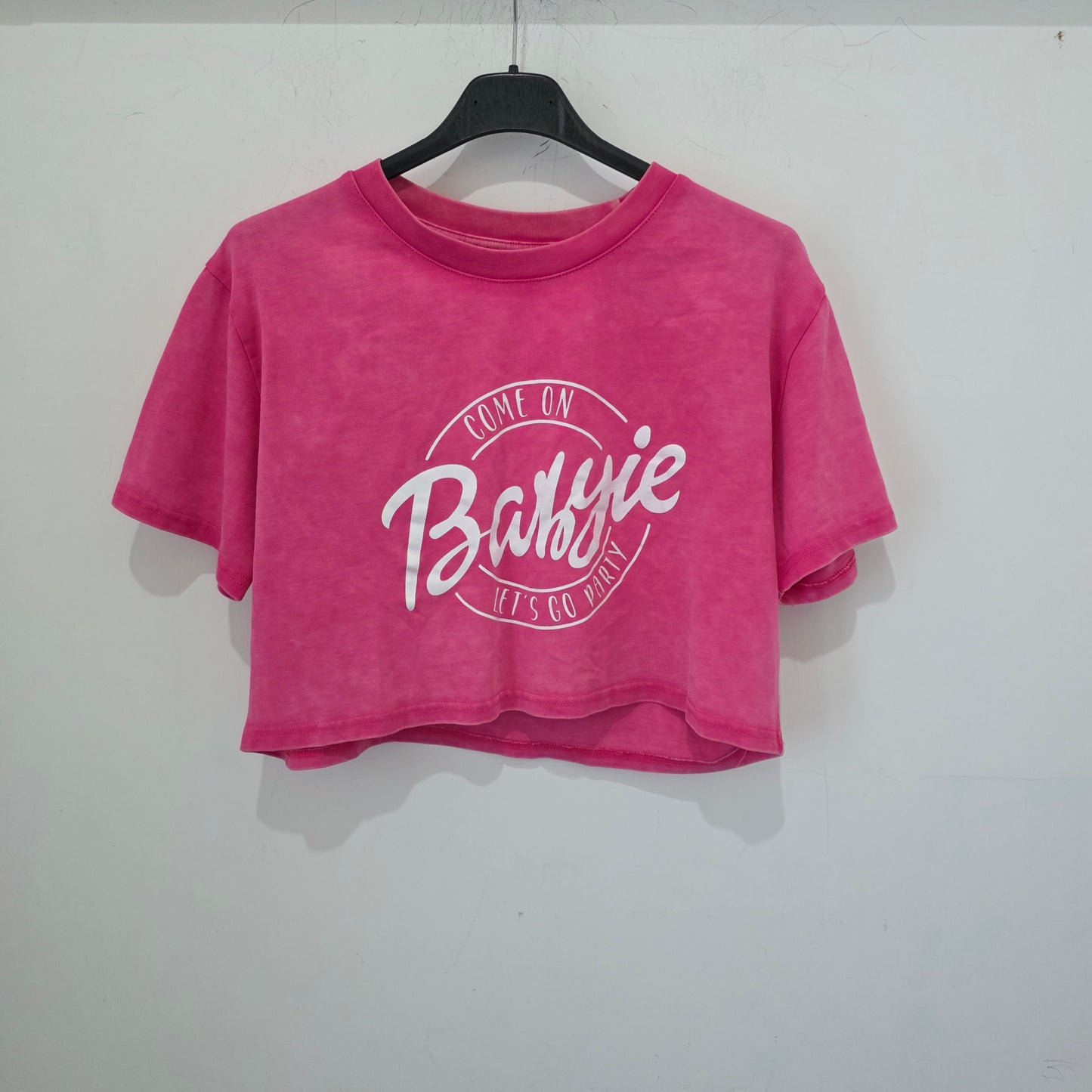 T-shirt Cropped in Rosa con Messaggio Giocoso Design Divertente Stile 