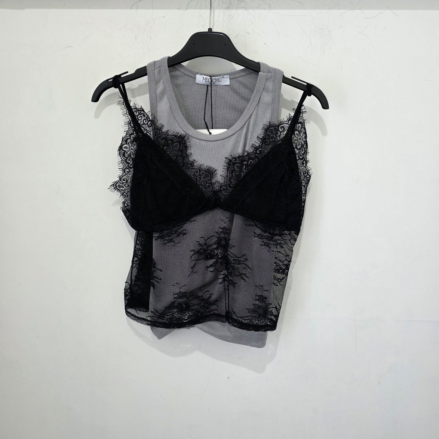 Top Layered con Dettagli in Pizzo e Scollo Ampio per un Look Elegante 