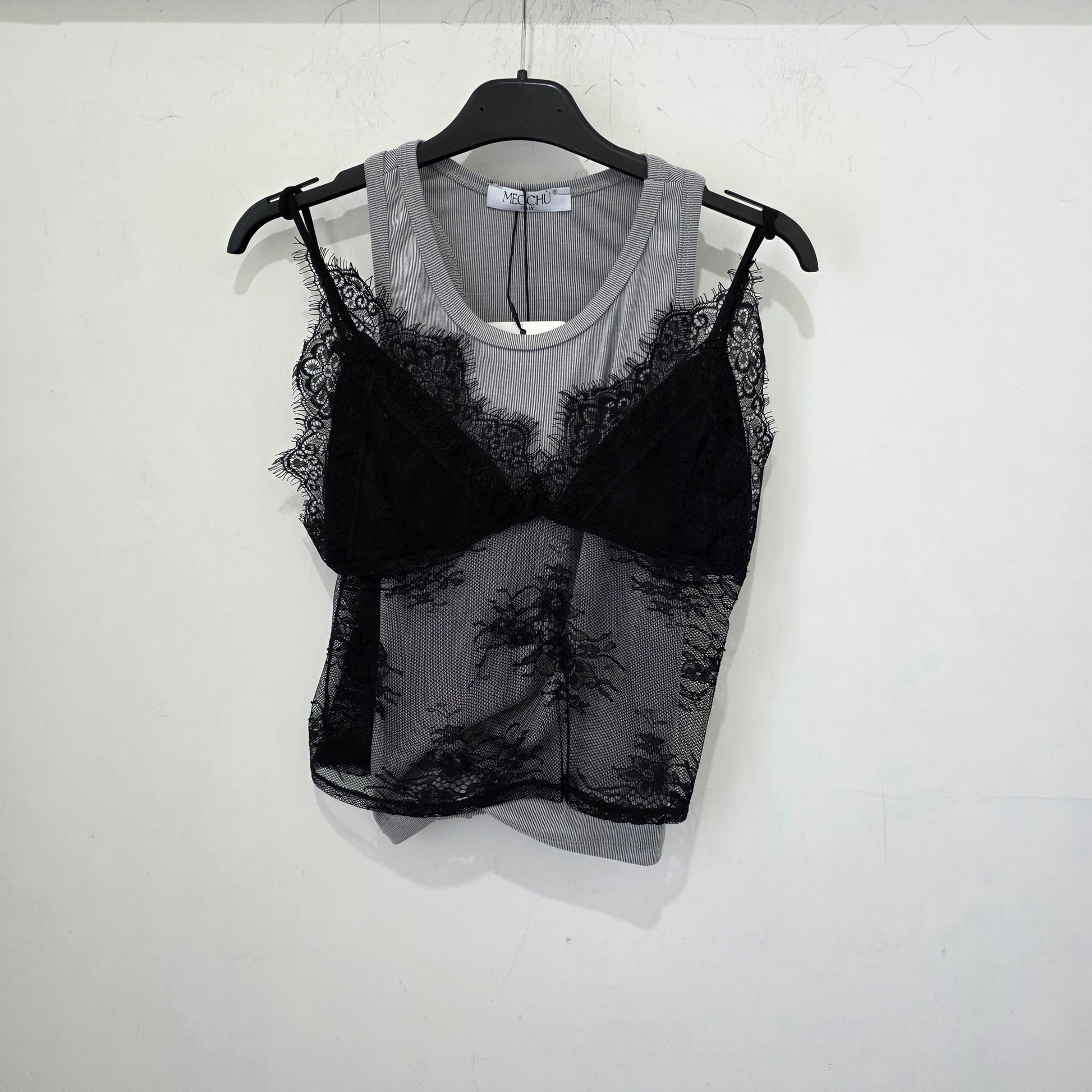 Top Layered con Dettagli in Pizzo e Scollo Ampio per un Look Elegante 