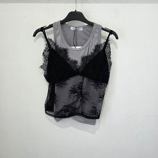 Top Layered con Dettagli in Pizzo e Scollo Ampio per un Look Elegante 