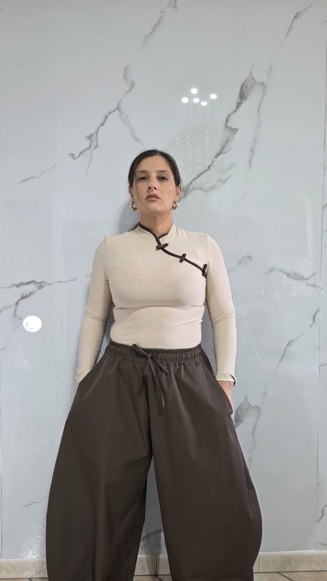 Pantaloni Neri a Gamba Larga con Cordoncino e Fiocco in Tessuto Morbido per Donna Stile Elegante e Comodo