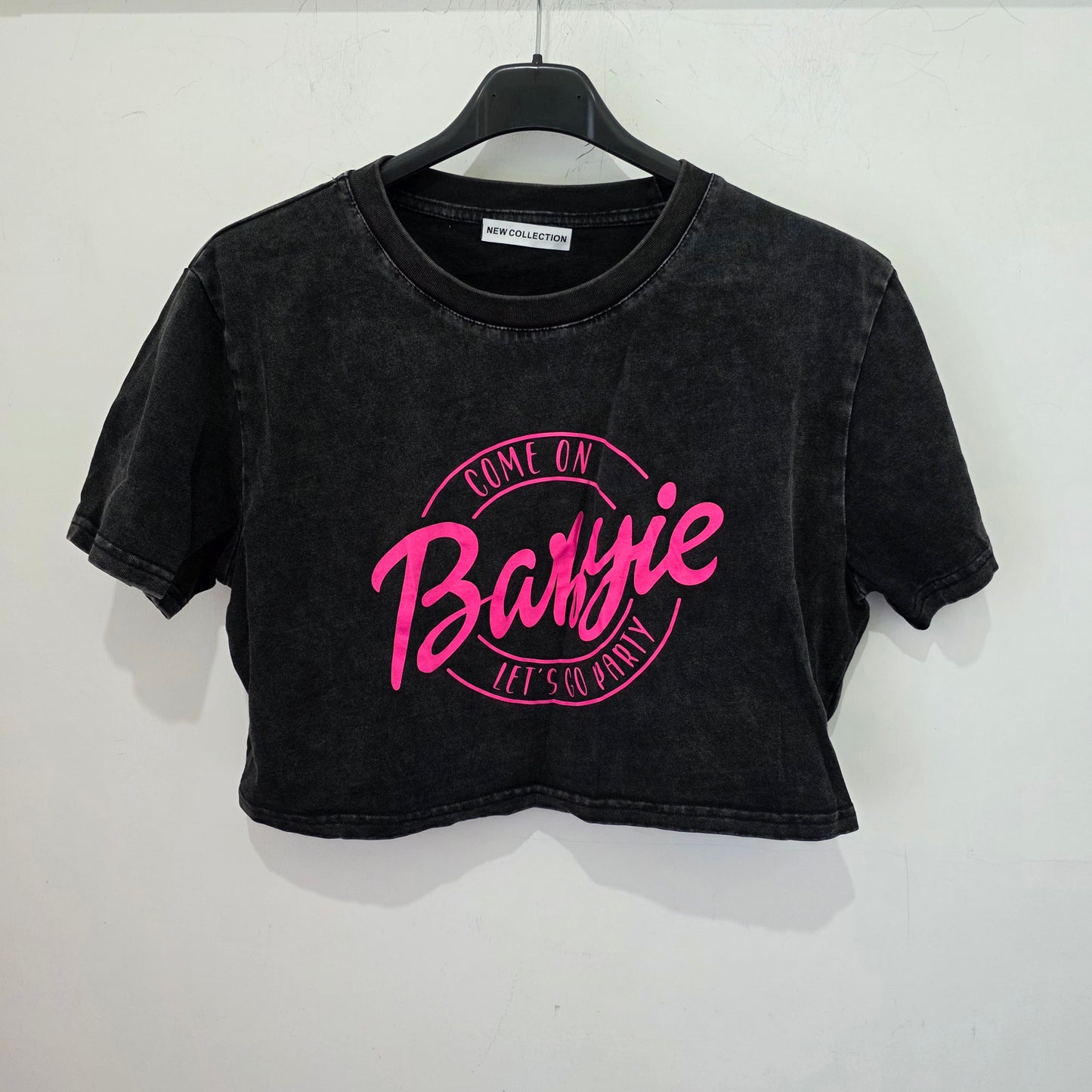 T-shirt Cropped in Rosa con Messaggio Giocoso Design Divertente Stile 