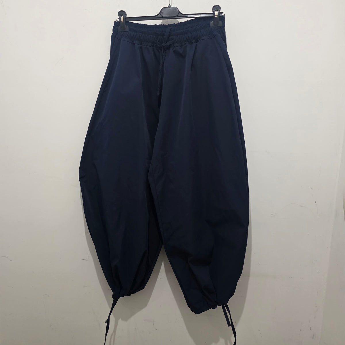 Pantaloni Neri a Gamba Larga con Cordoncino e Fiocco in Tessuto Morbido per Donna Stile Elegante e Comodo