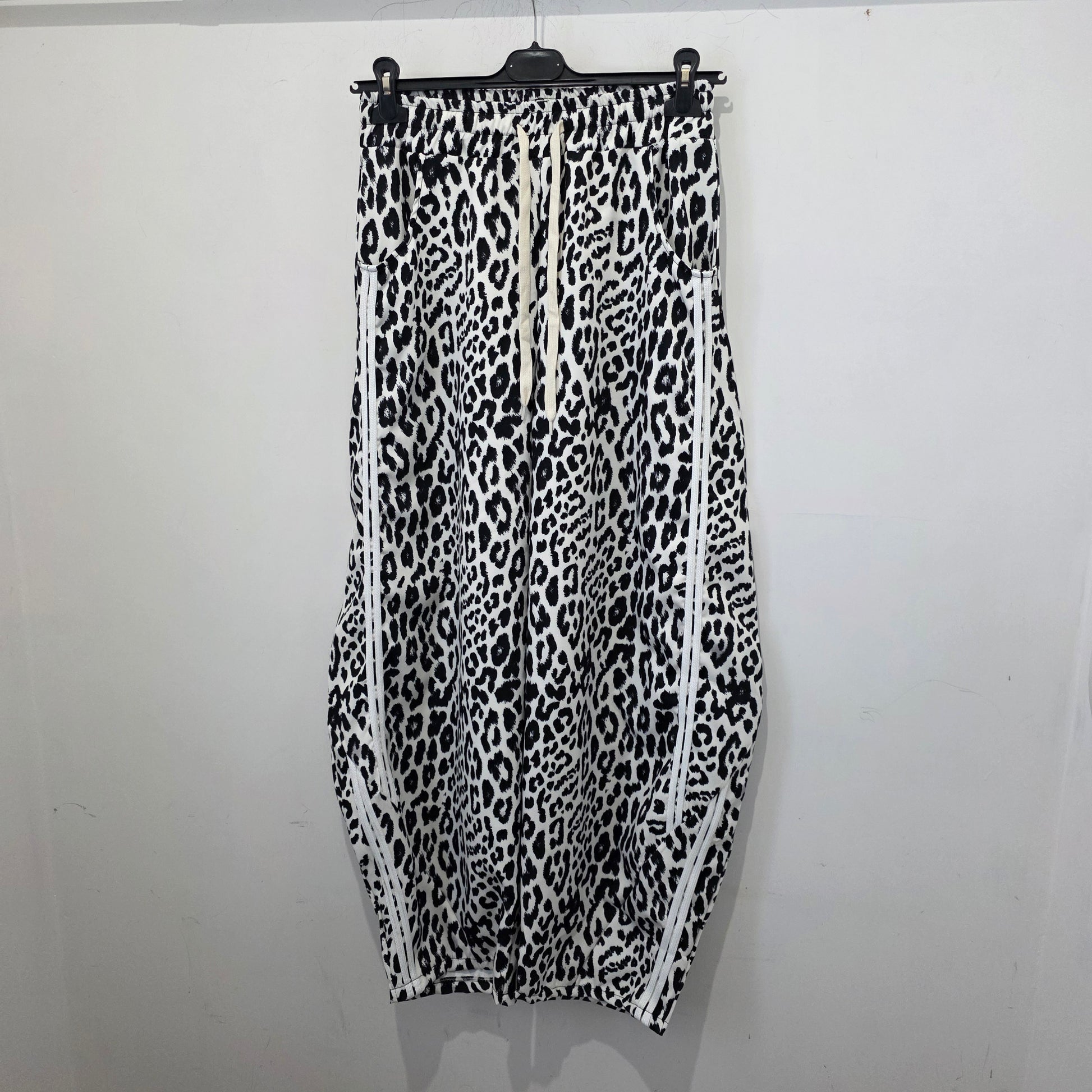 Pantsuta Trendy in Fantasia Leopardo Stile Moderno e Fashionabile 