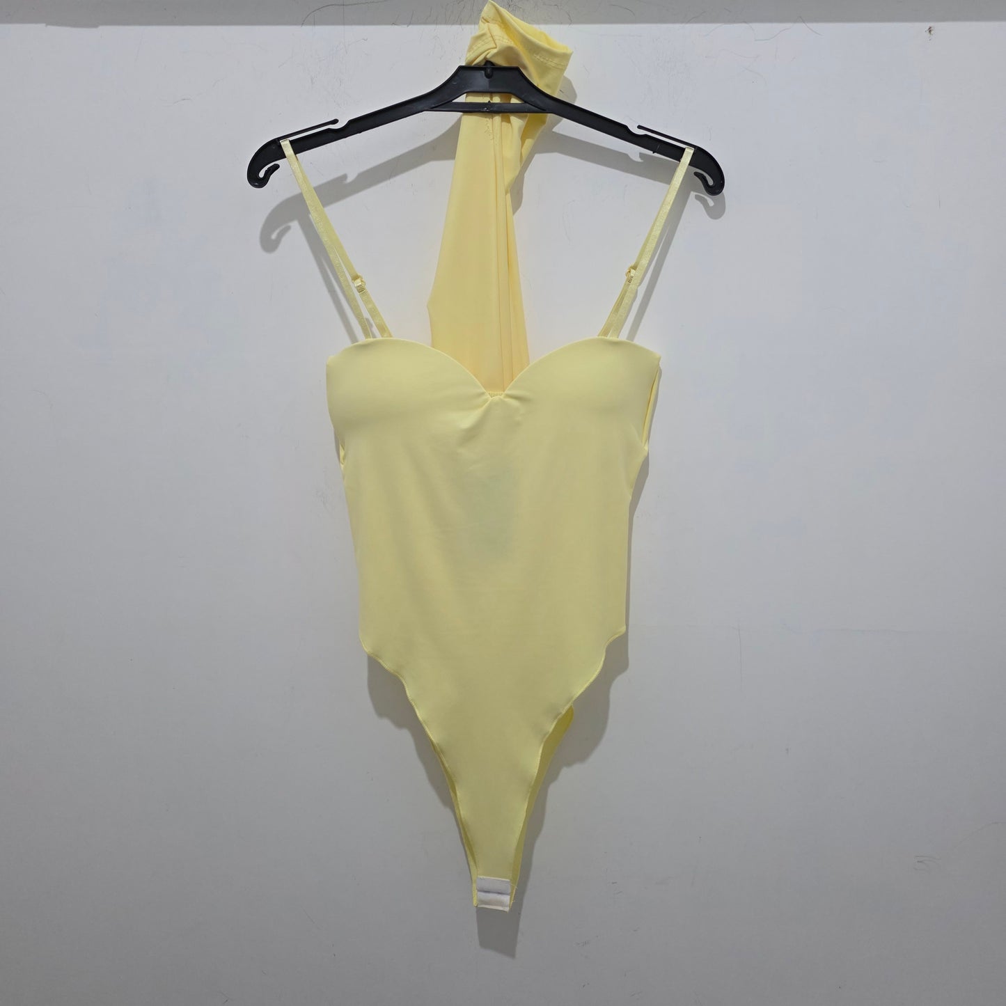 Body con Scollatura Aderente e Spalline Sottili in Tessuto Elastico 