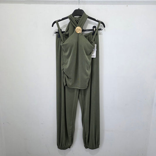 Coordinato Glamour Chic in Verde Militare con Dettaglio Dorato Design