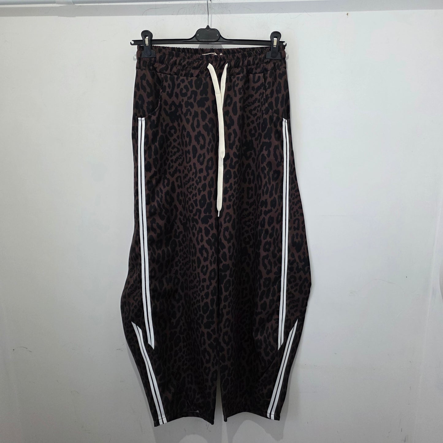 Pantsuta Trendy in Fantasia Leopardo Stile Moderno e Fashionabile 