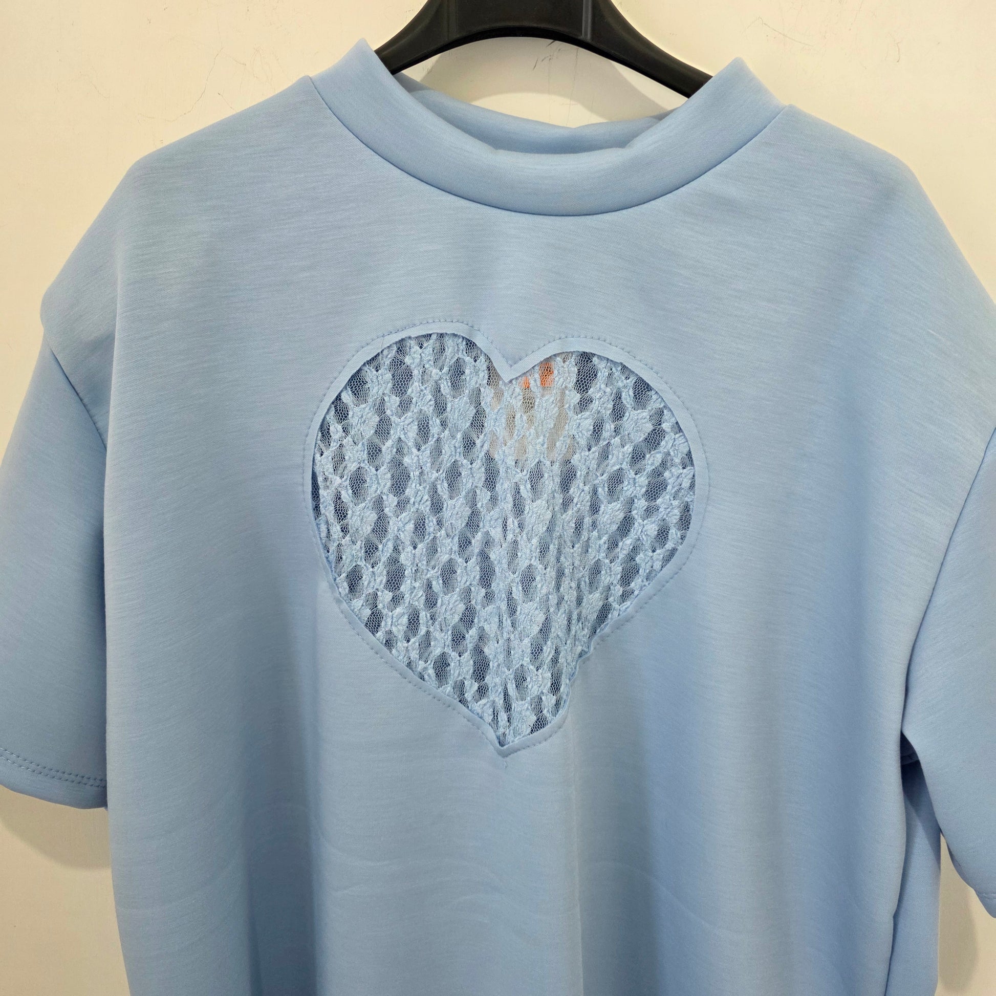 T-Shirt con Applicazione in Pizzo a Cuore in Colore Blu Chiaro  Donna