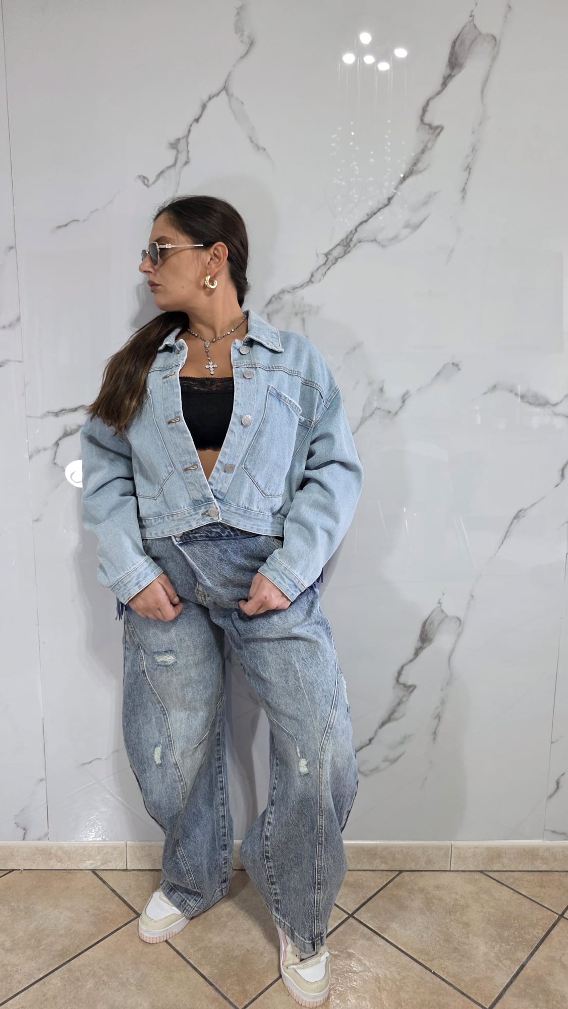 Giacca Denim Cropped con Frange e Decori Stile Casual per Donna Look Trendy e Versatile Abbigliamento alla Moda
