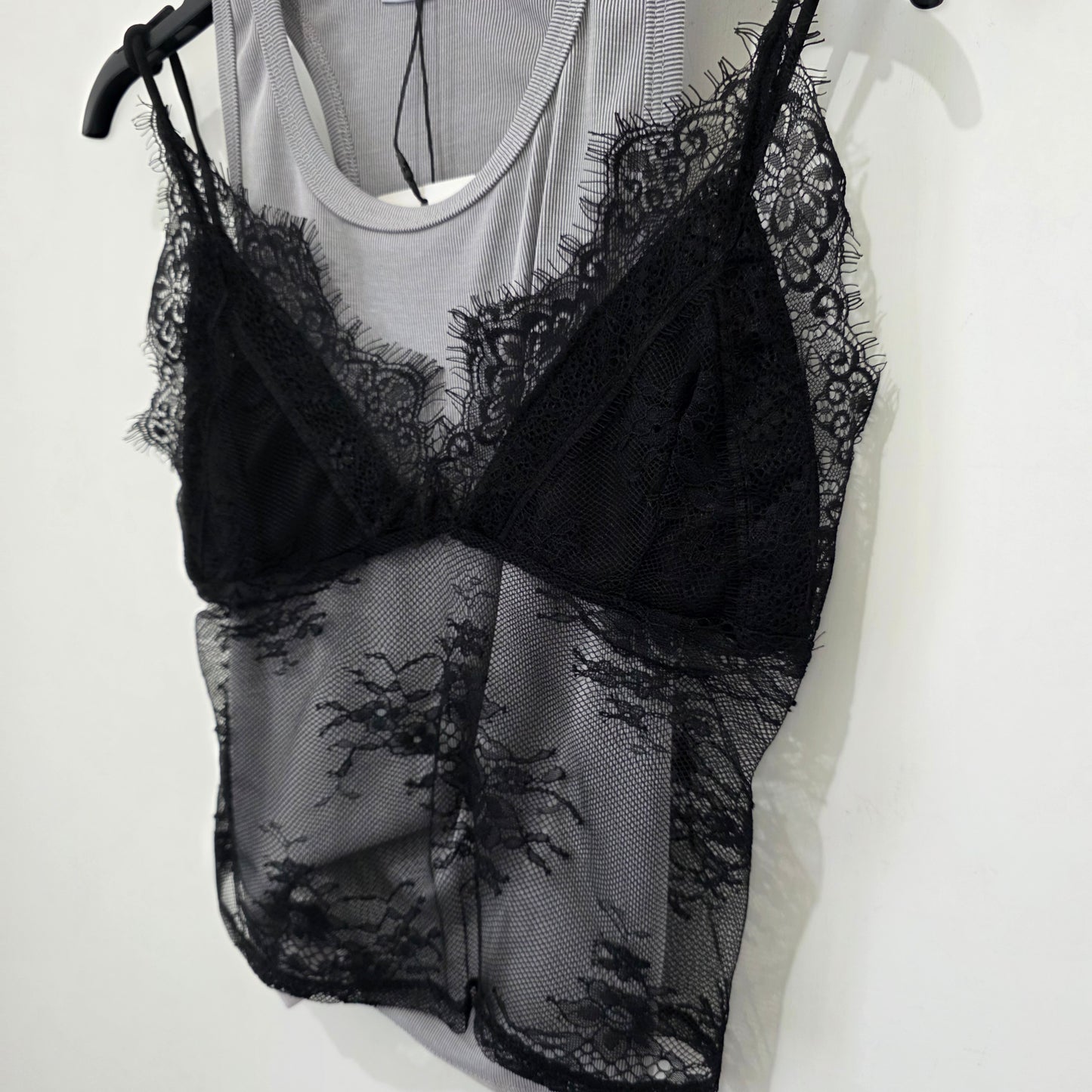 Top Layered con Dettagli in Pizzo e Scollo Ampio per un Look Elegante 