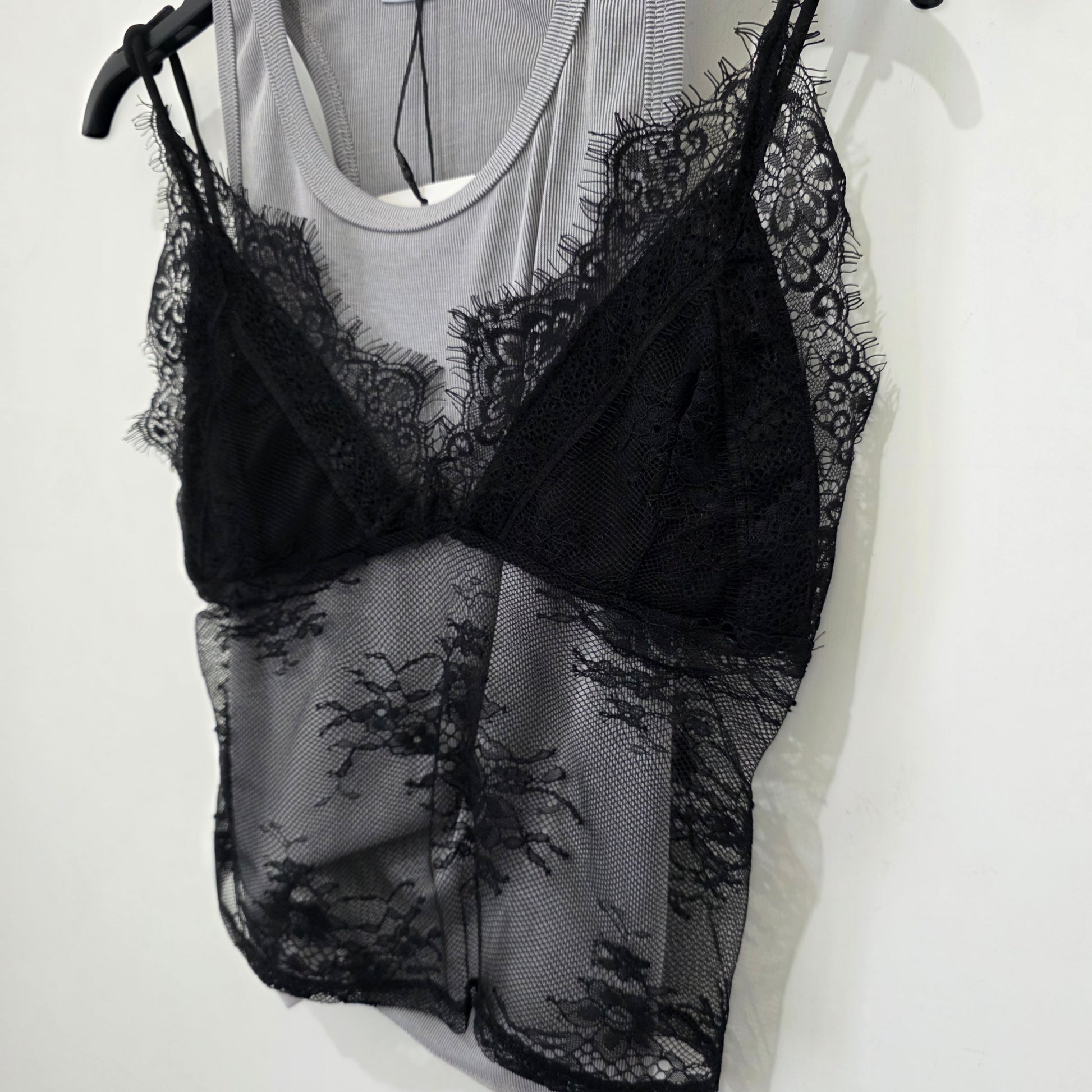 Top Layered con Dettagli in Pizzo e Scollo Ampio per un Look Elegante 