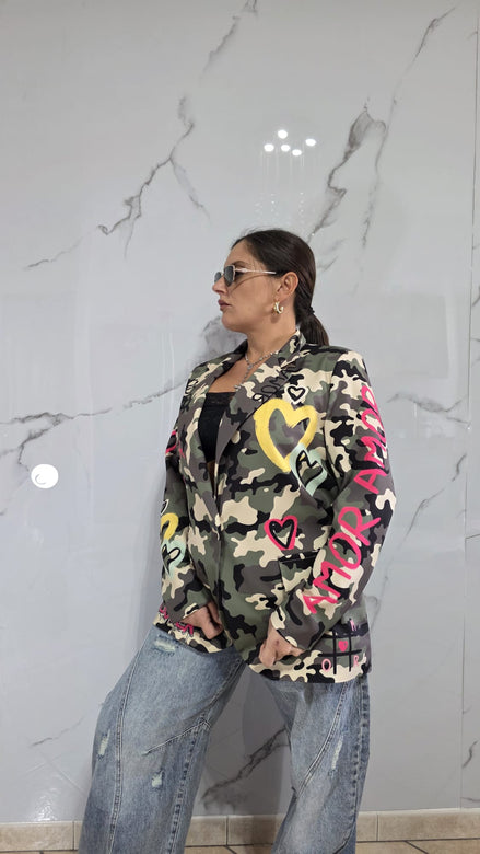 Abbigliamento Donna - Giacca Camouflage con Dettagli Colorati e Cuori - Stile Casual e Moderno - Perfetta per Ogni Occasione