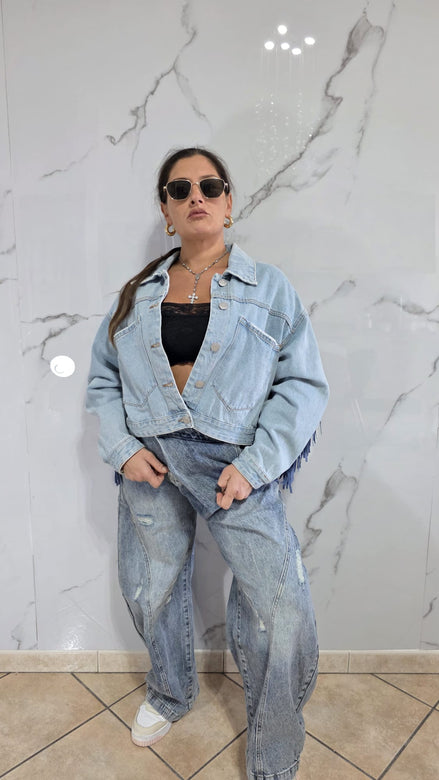 Giacca Denim Cropped con Frange e Decori Stile Casual per Donna Look Trendy e Versatile Abbigliamento alla Moda