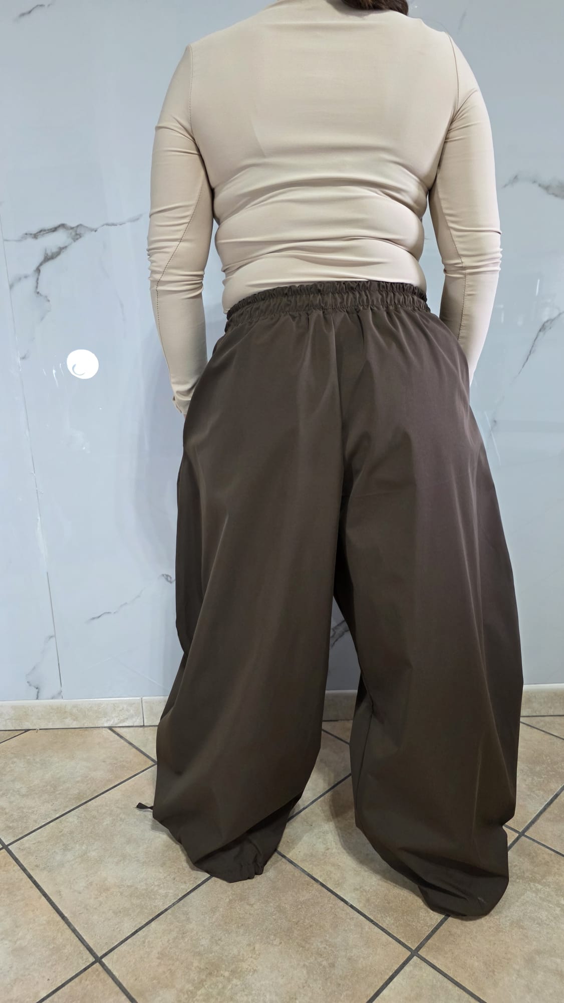 Pantaloni Neri a Gamba Larga con Cordoncino e Fiocco in Tessuto Morbido per Donna Stile Elegante e Comodo
