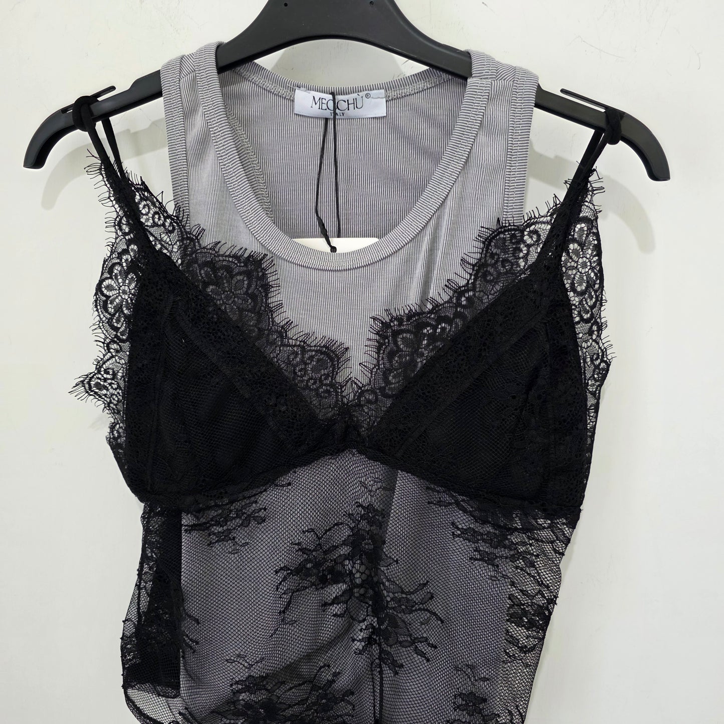 Top Layered con Dettagli in Pizzo e Scollo Ampio per un Look Elegante 