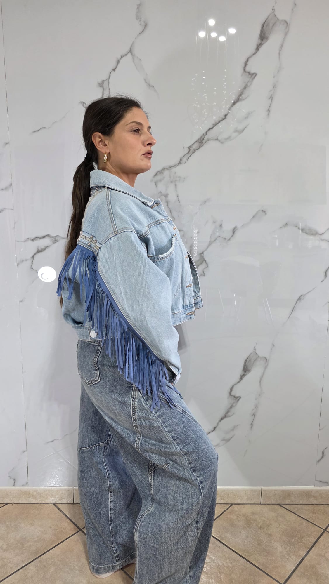 Giacca Denim Cropped con Frange e Decori Stile Casual per Donna Look Trendy e Versatile Abbigliamento alla Moda