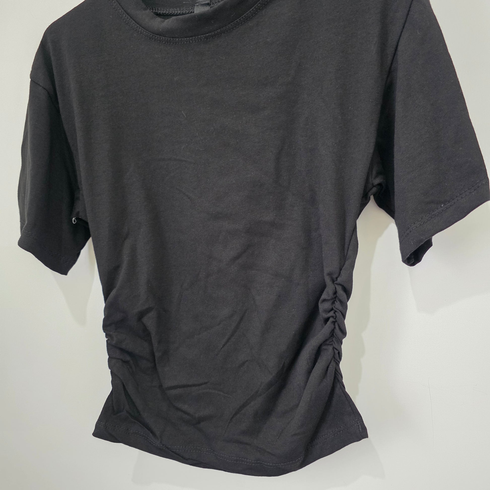 T-shirt con Arricciatura Laterale e Maniche Corte in Nero Stile Casual