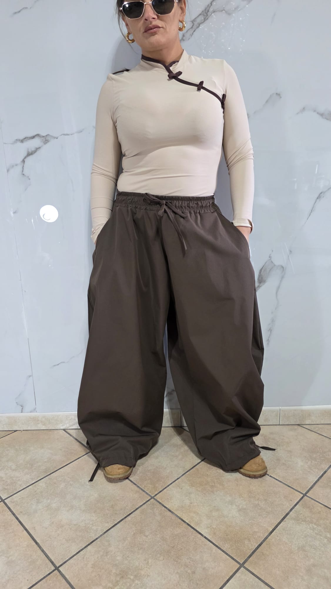 Pantaloni Neri a Gamba Larga con Cordoncino e Fiocco in Tessuto Morbido per Donna Stile Elegante e Comodo