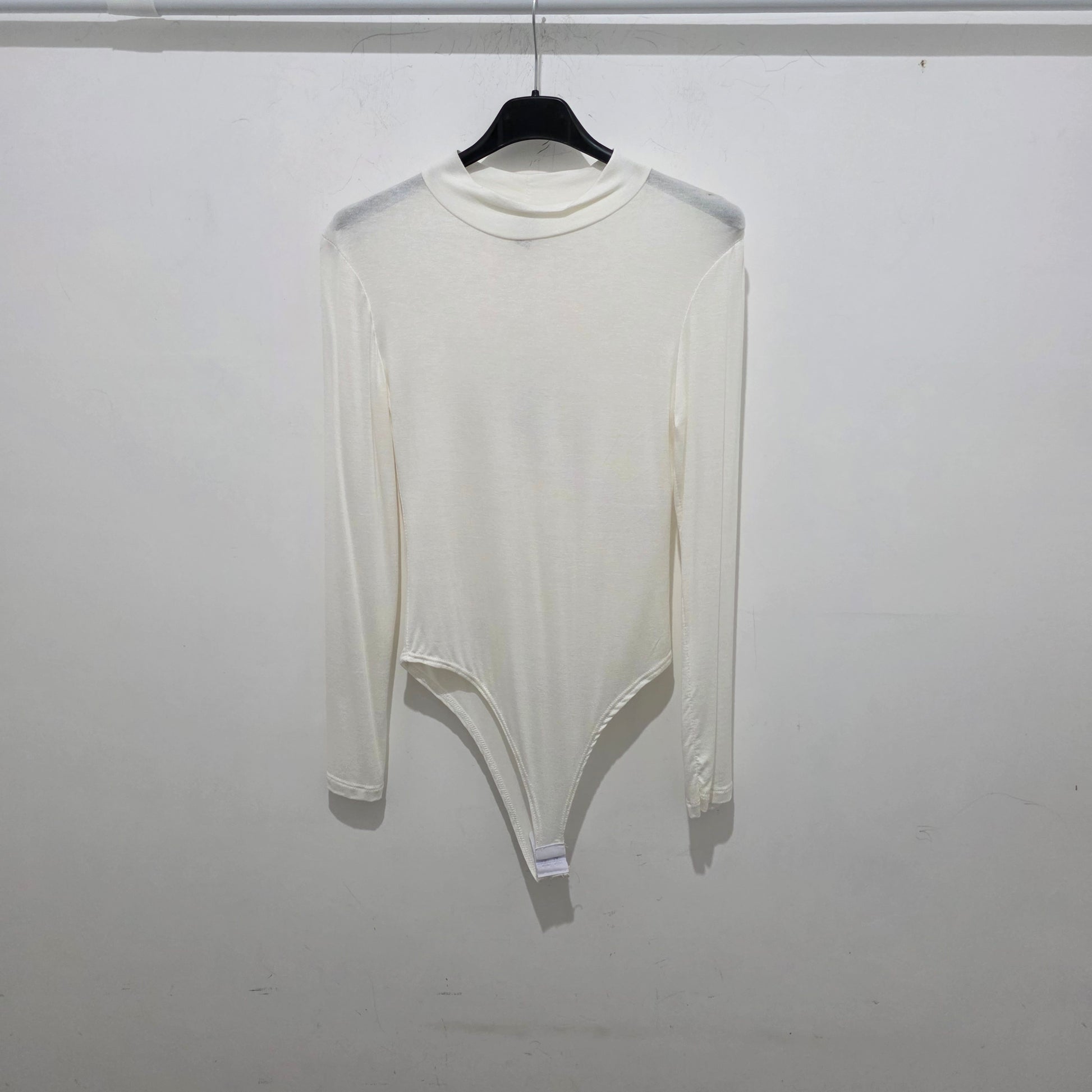 Maniche Lunghe e Collo Alto per Donna, maglietta bianca con scollo alto, ideale per outfit eleganti e stagioni fresche.